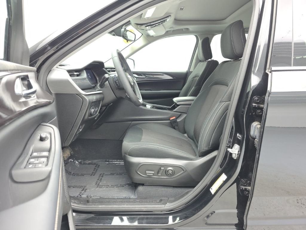 2023 Jeep Grand Cherokee Laredo 4x4