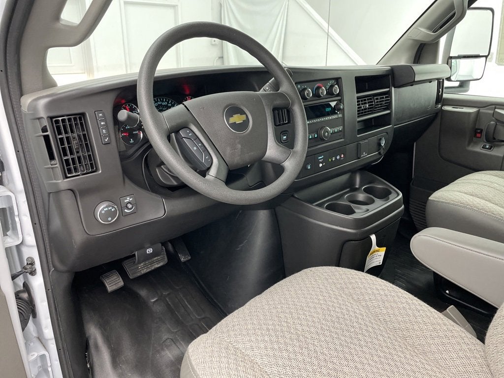 2025 Chevrolet Express Cutaway 3500 1WT