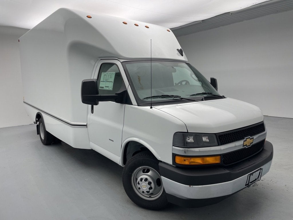 2025 Chevrolet Express Cutaway 3500 1WT