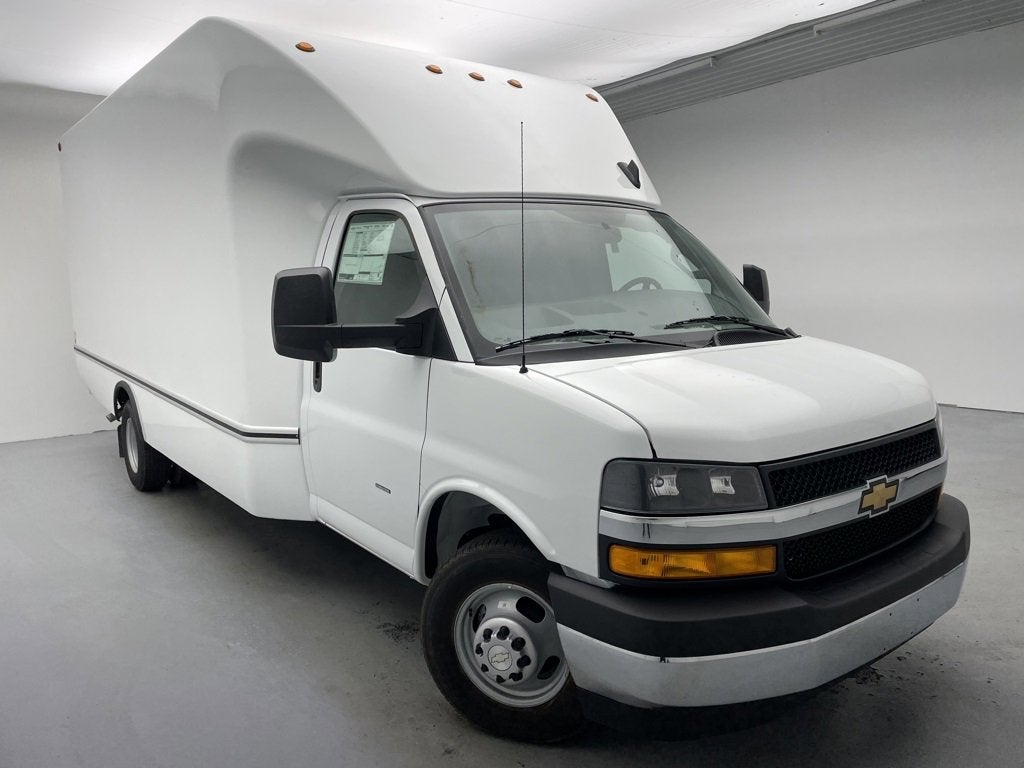 2026 Chevrolet Express Cutaway 3500 1WT