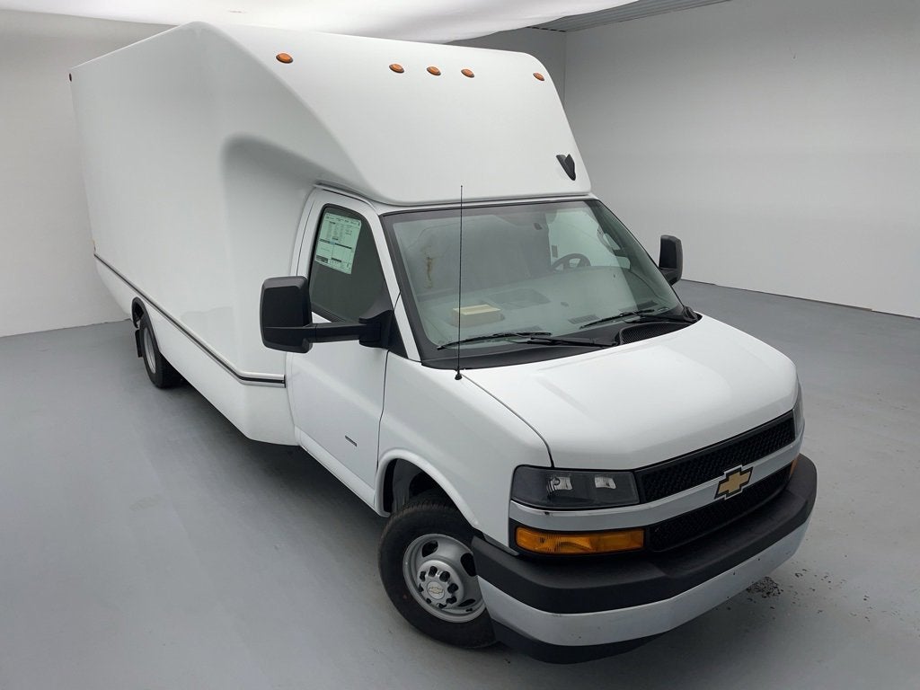 2025 Chevrolet Express Cutaway 3500 1WT