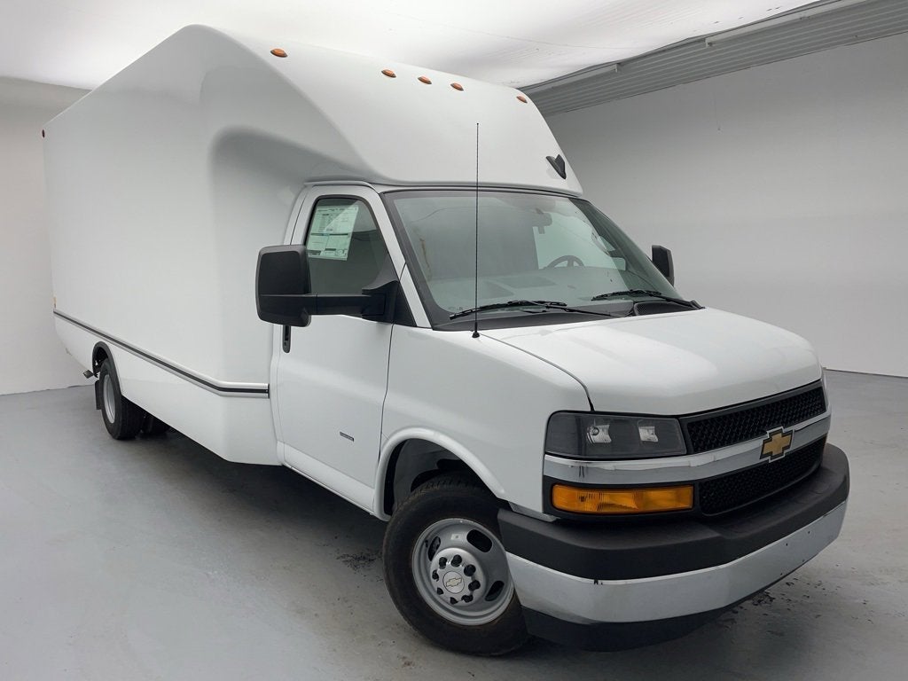 2025 Chevrolet Express Cutaway 3500 1WT