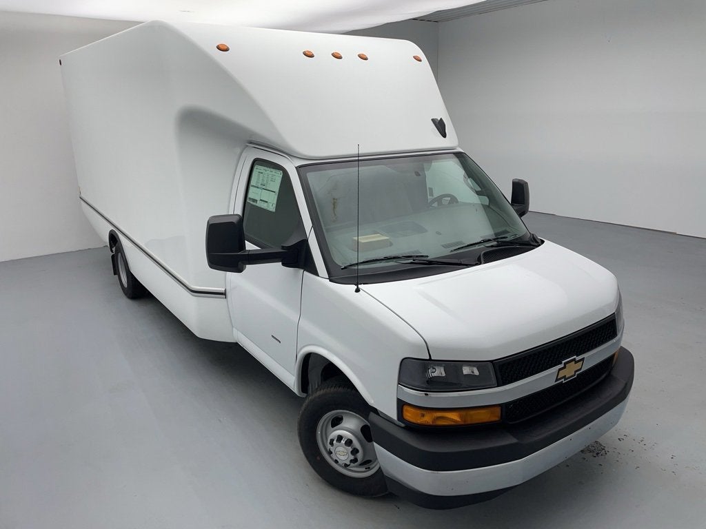 2025 Chevrolet Express Cutaway 3500 1WT