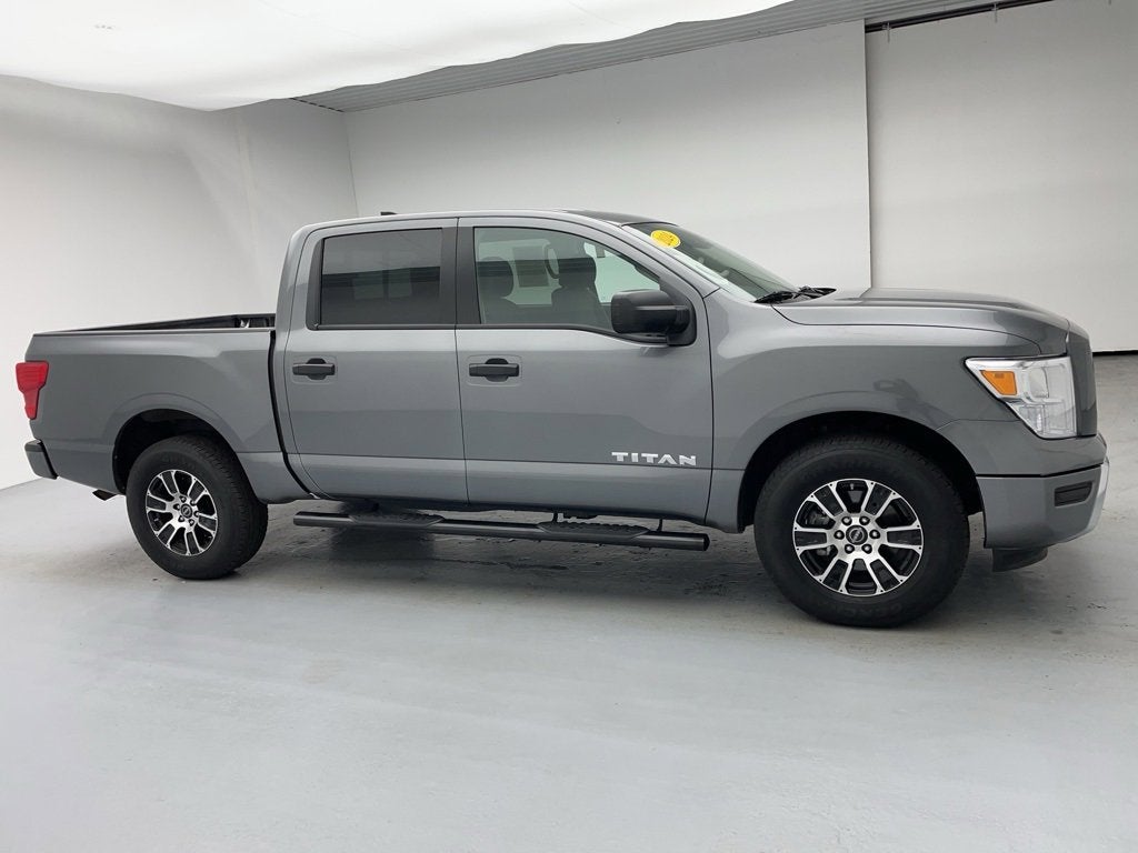 2024 Nissan TITAN Crew Cab SV 4x4