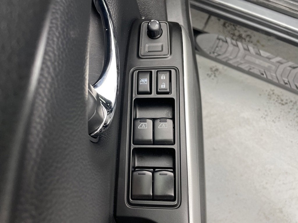 2024 Nissan TITAN Crew Cab SV 4x4