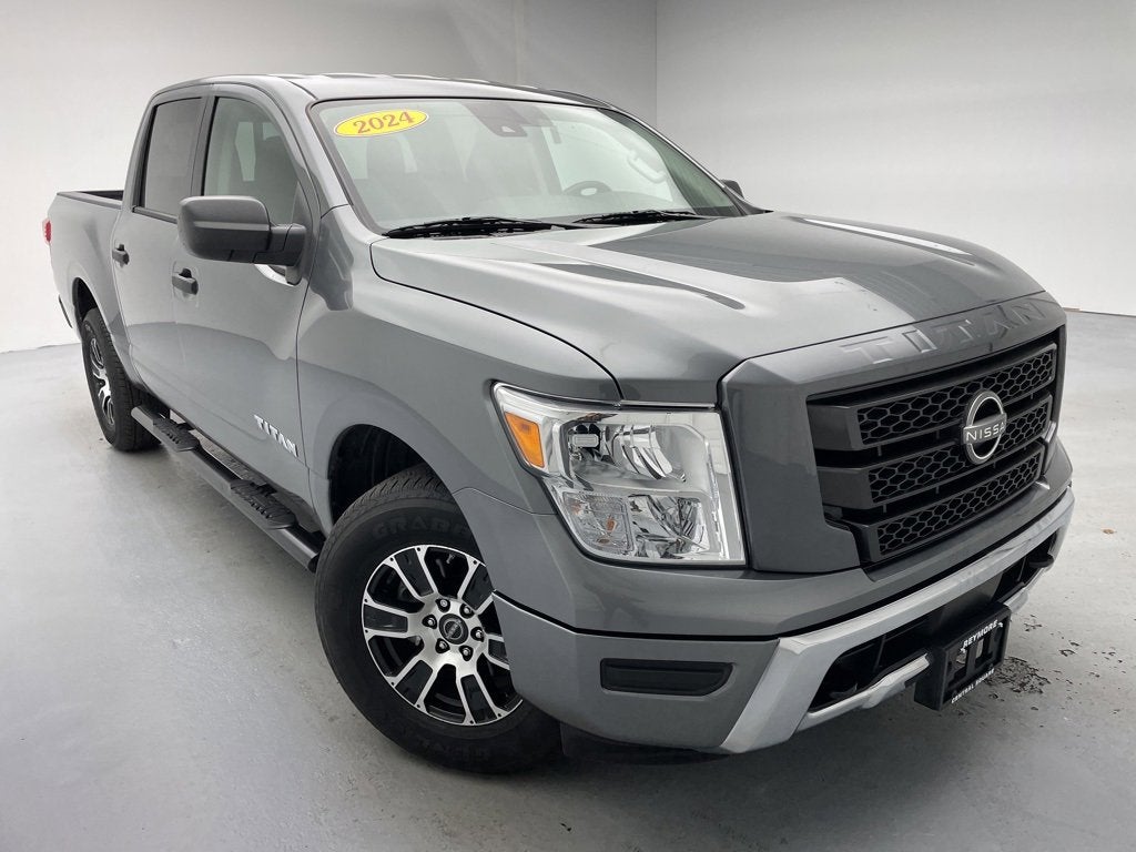2024 Nissan TITAN Crew Cab SV 4x4