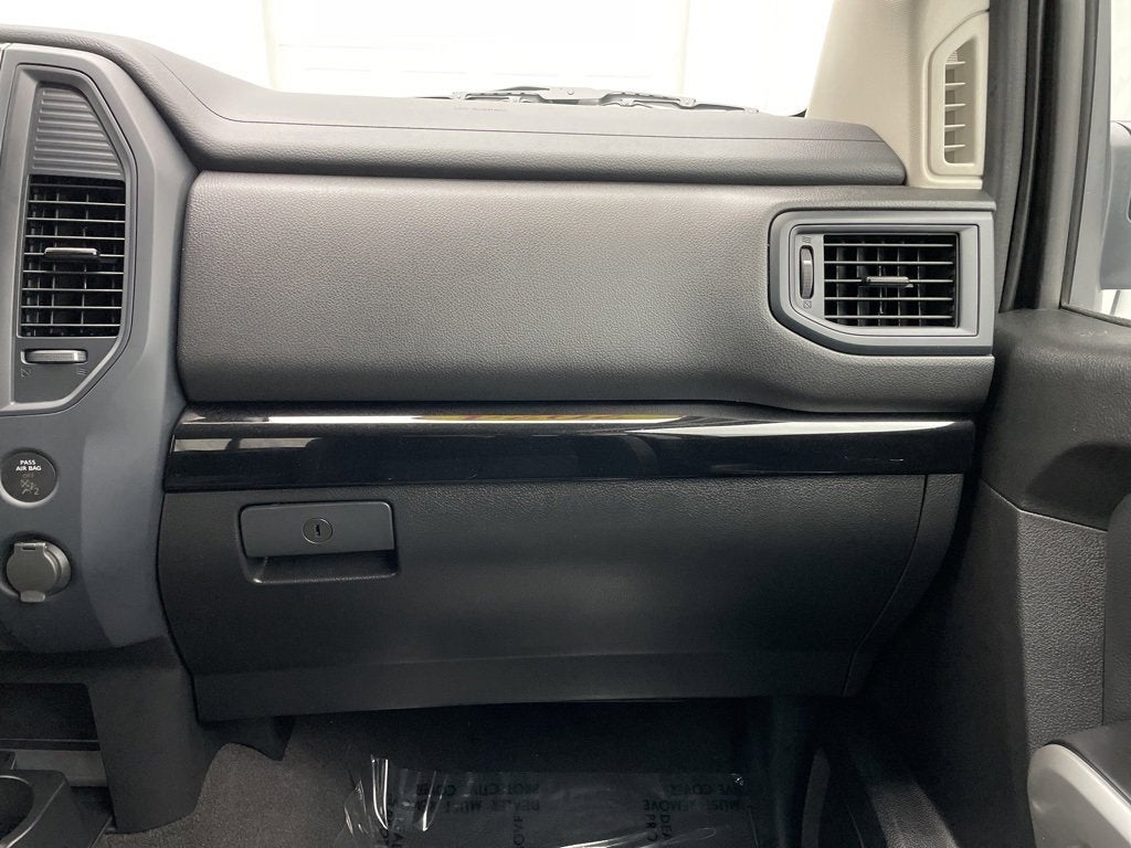 2024 Nissan TITAN Crew Cab SV 4x4