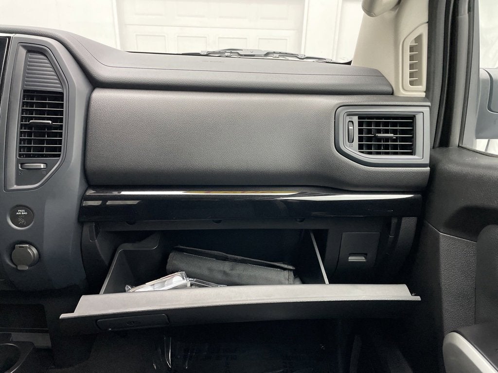 2024 Nissan TITAN Crew Cab SV 4x4