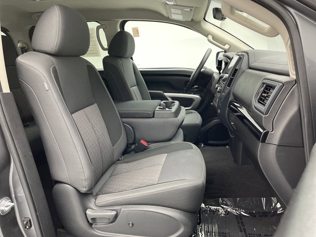 2024 Nissan TITAN Crew Cab SV 4x4