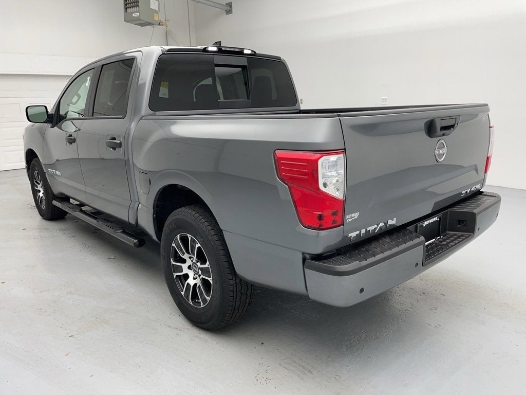 2024 Nissan TITAN Crew Cab SV 4x4