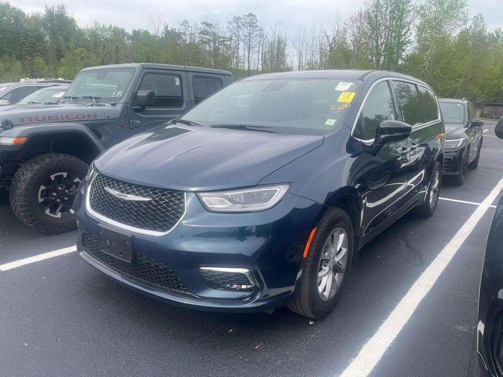2025 Chrysler Pacifica Select AWD's photo