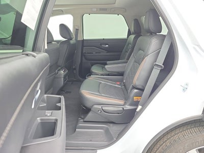 2025 Nissan Pathfinder Platinum FWD